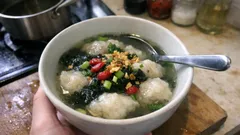 ต้มจืดเกี๊ยวปลาสาหร่าย สูตรน้ำซุปใสหวานละมุน ทำง่ายและสบายท้อง