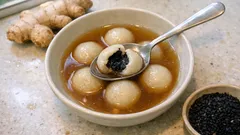 บัวลอยน้ำขิงไส้งาดำ สูตรทำง่าย แป้งนุ่มหนึบ น้ำขิงหอมหวานเผ็ดอ่อน